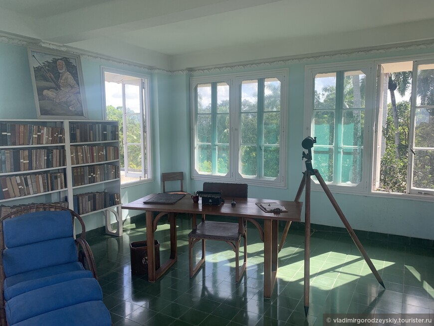 В соседнем трехэтажном  доме ещё один кабинет Хемингуэя с его креслом-качалкой, пишущей машинкой и телескопом