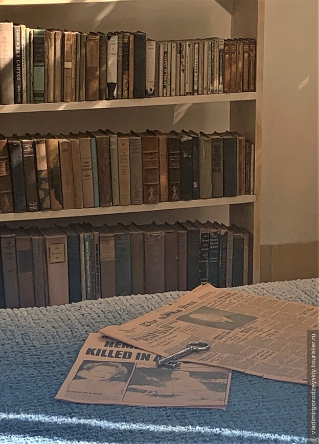 Библиотека. На кровати газета с заголовком о самоубийстве Эрнеста Хемингуэя