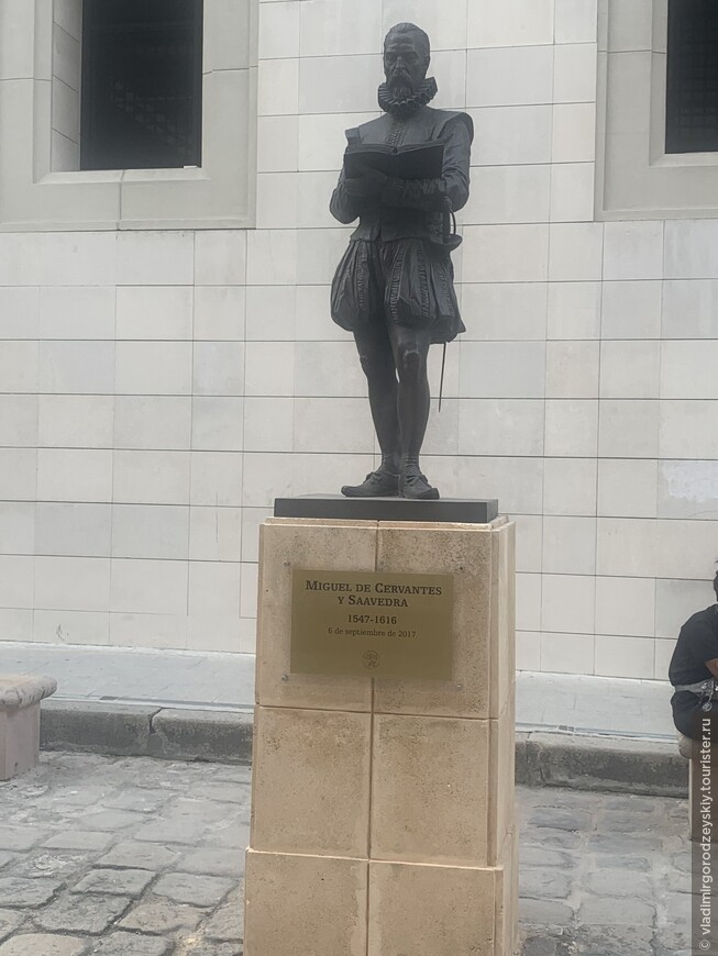 Памятник великому Сервантесу