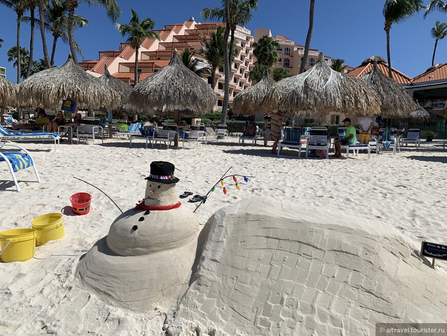 Песочный снеговик на пляже