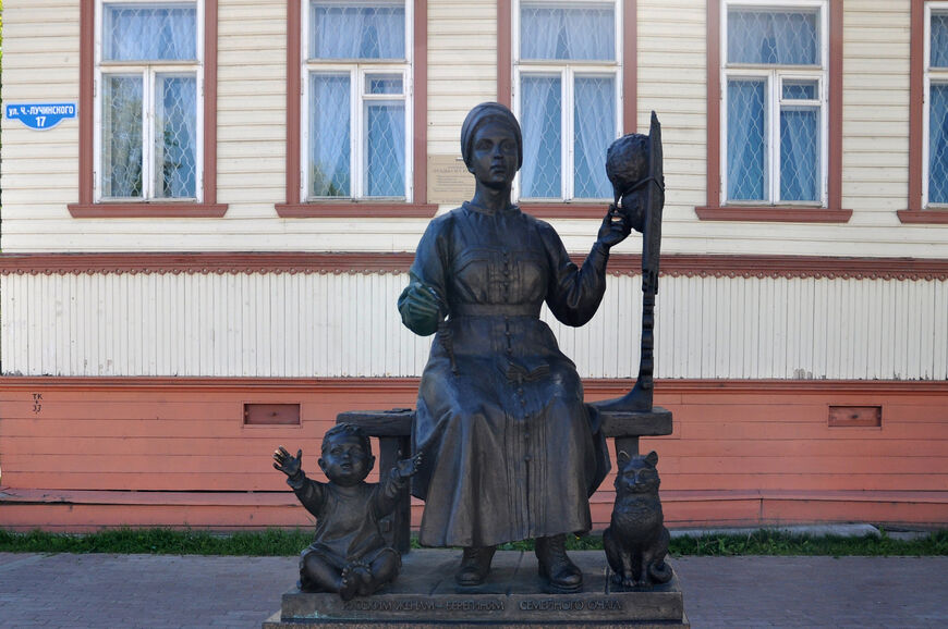 Памятник «Русским жёнам — берегиням семейного очага»