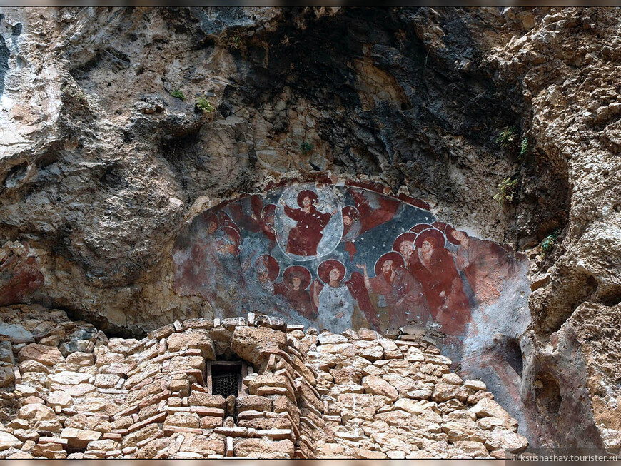 Красочная фреска, прямо на теле скалы. Ниже расположена щель оконца - единственный источник света в пещере