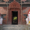 Львы-защитники на входе в буддистский храм в долине Катманду.