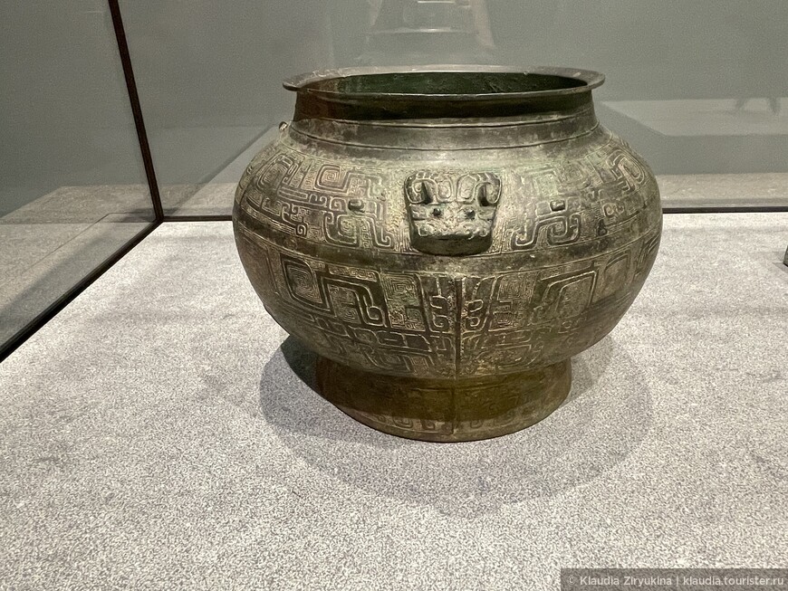 Ритуальная ваза, династия Шин, Китай. 1400 - 1100 гг. до н.э. Бронза.