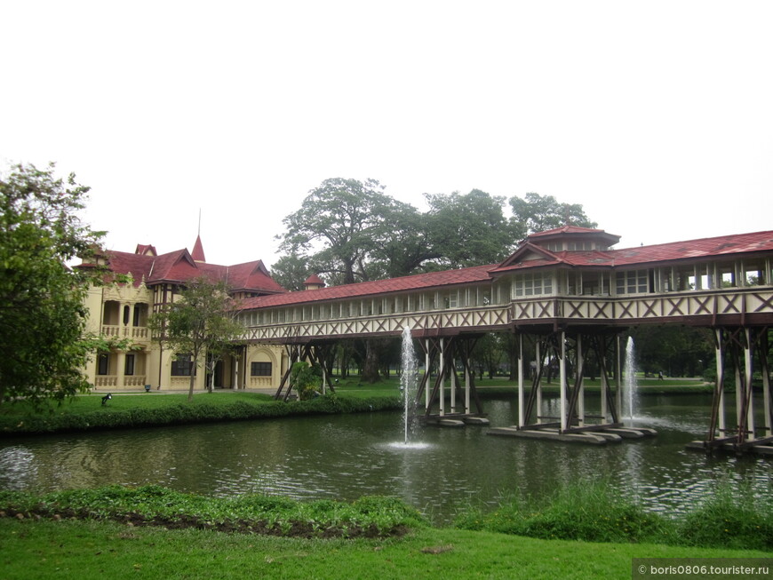 Дворцовый комплекс с парком, красивый и малолюдный 