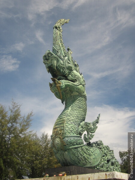 Красивый монумент в стиле «Наш ответ Сингапуру»