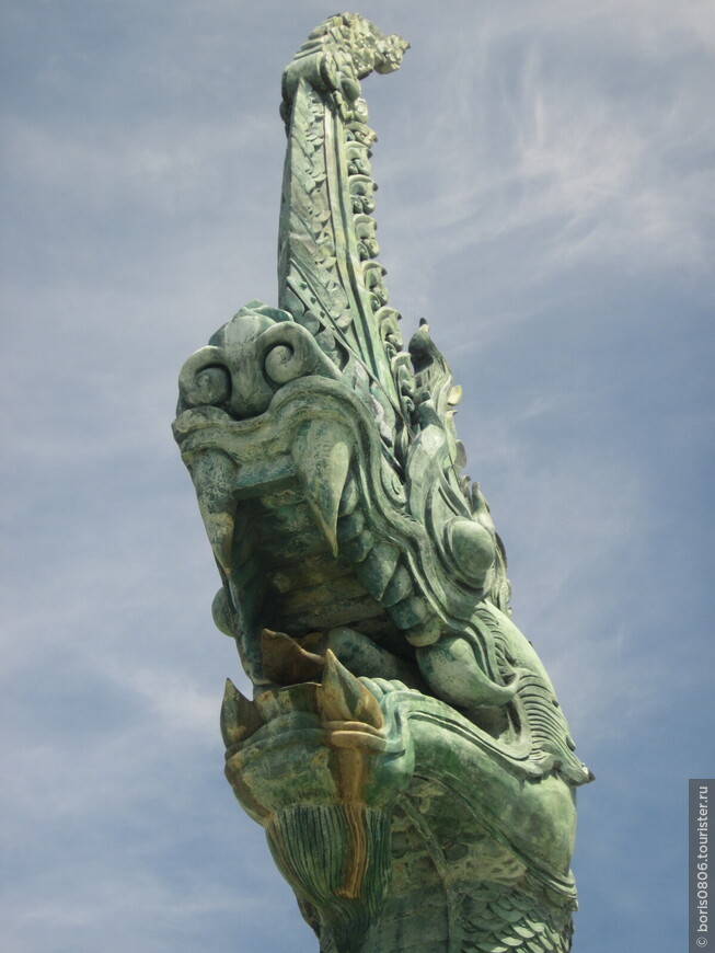 Красивый монумент в стиле «Наш ответ Сингапуру»