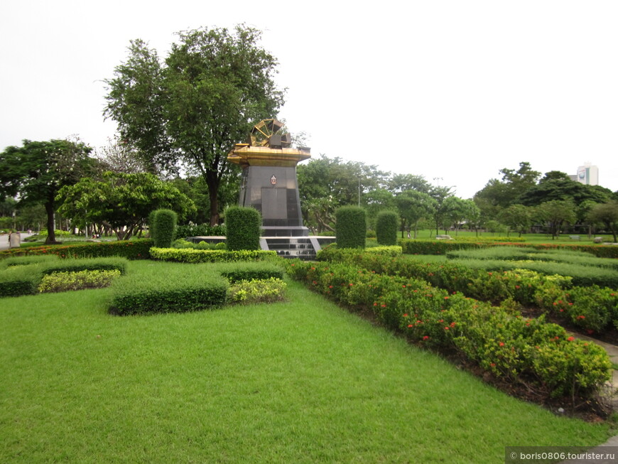 Большой и цивильный парк в центре столицы с разнообразной флорой и фауной 