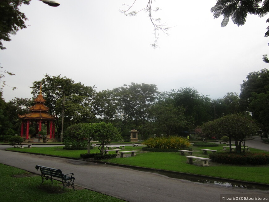 Большой и цивильный парк в центре столицы с разнообразной флорой и фауной 