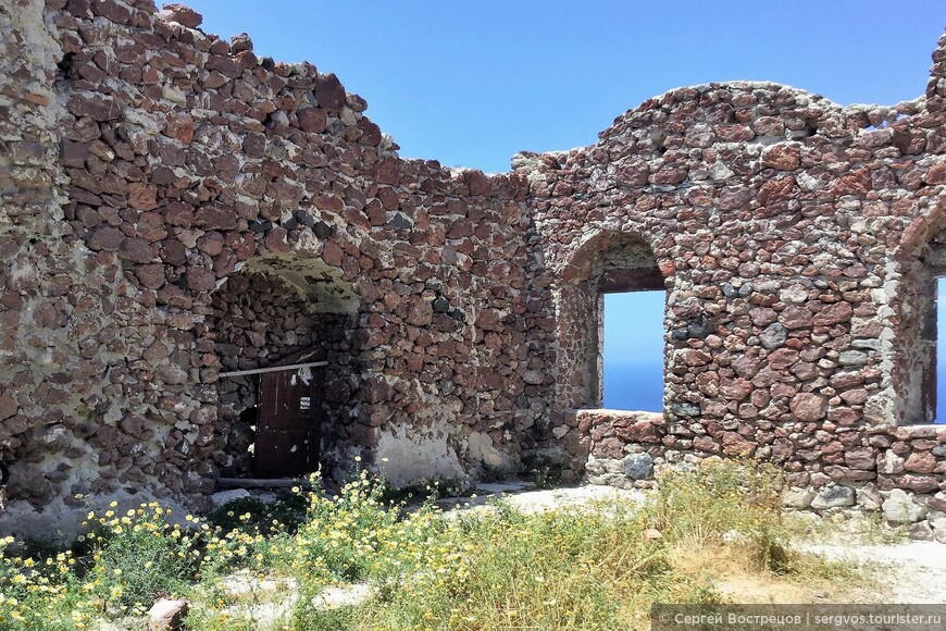 Ия. Руины старой крепости Агиос Николаос (XV век). Санторини, май 2017