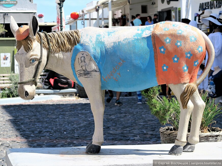 Фира, статуя уважаемого ослика. Санторини, май 2017