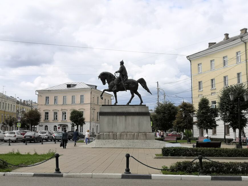 Памятник Михаилу Тверскому <br/> на площади М. Тверского 