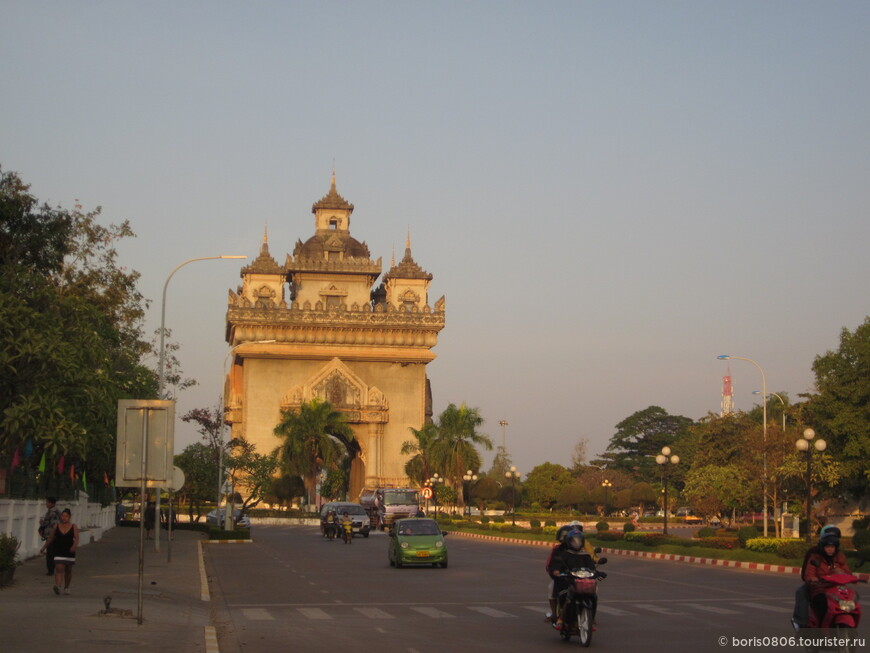 Неожиданная триумфальная арка в столице Лаоса