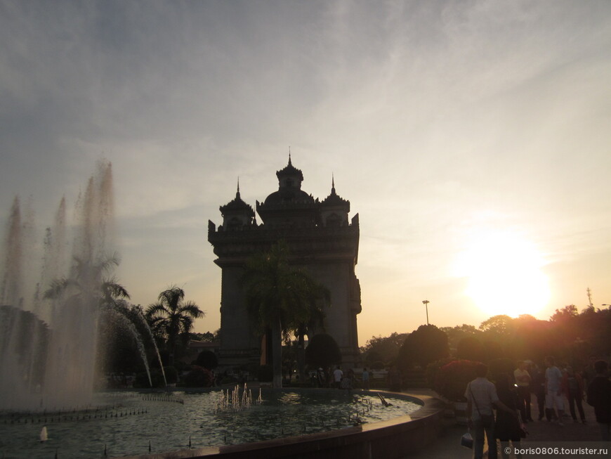 Неожиданная триумфальная арка в столице Лаоса