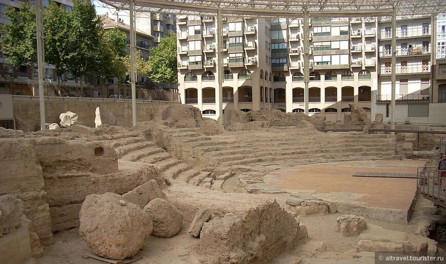 Остатки римского театра, вмещавшего когда-то 6 тыс. зрителей. Источник: Википедия.