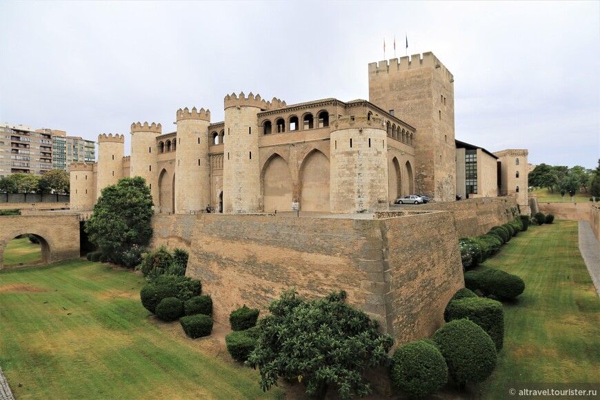 Дворец-крепость Альхаферия, 11-й век. Справа – башня Трубадура (с флагами).