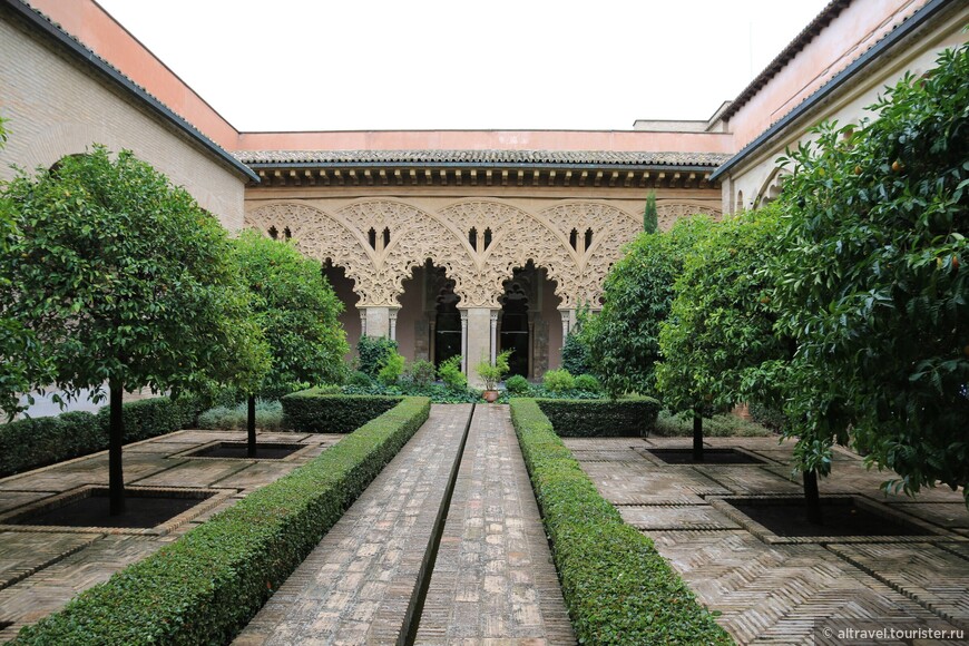 Дворик Св. Изабеллы (испанское название), центральный двор мусульманского дворца, к которому примыкали все остальные помещения.