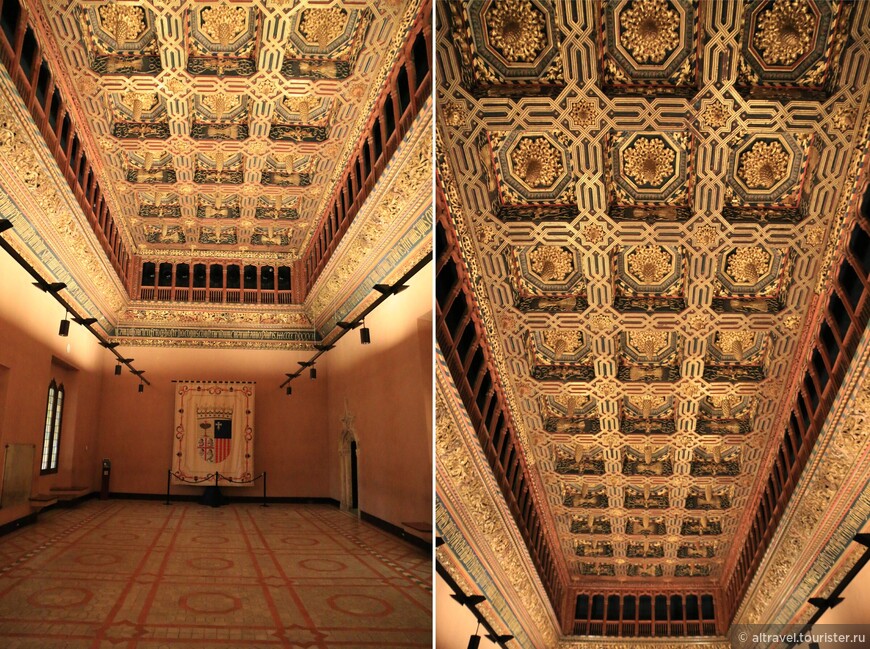 Тронный зал знаменит роскошным резным потолком. Потолок разбит на секции, в центре каждой из которых находится сосновая шишка (или ананас), символ плодородия и бессмертия.