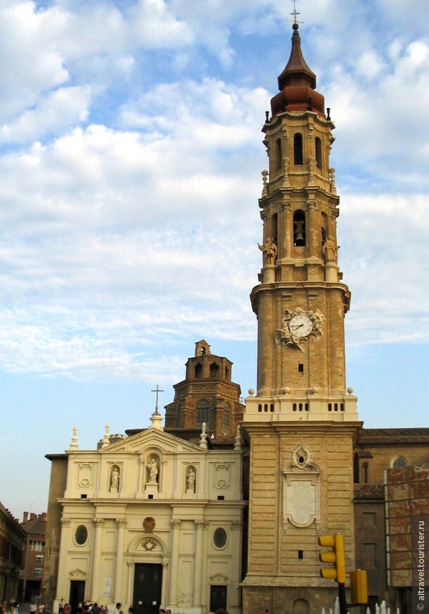Собор La Seo. Барочная колокольня относится к концу 17-го века. Фронтон, тоже барочный, добавлен в 18-м веке. Источник: Википедия.