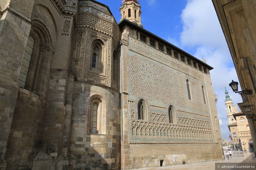 Богато декорированная «паррокийя» (стена придела Св. Михаила), 1360 год.