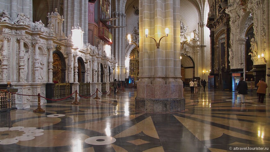 Интерьер собора La Seo: изумительной красоты готические хоры (интернет).