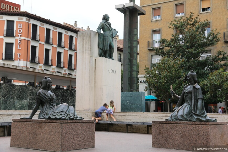 Памятник Франциско Гойе на площади Пилар со скульптурными группами вокруг.