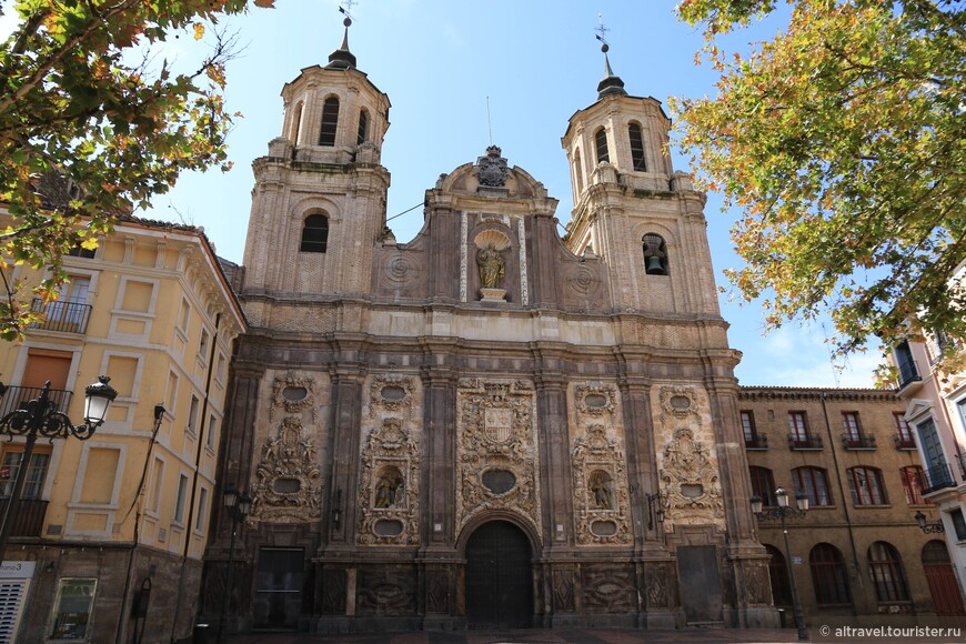 Церковь Св. Изабеллы Португальской (Iglesia de Santa Isabel de Portugal, №13) с богатым алебастровым фасадом.