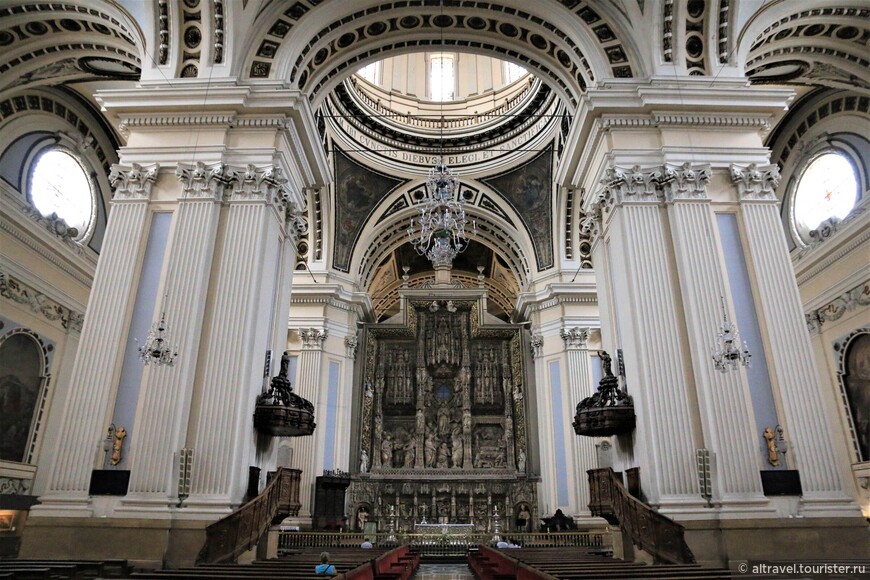 Алтарная часть базилики под главным куполом.