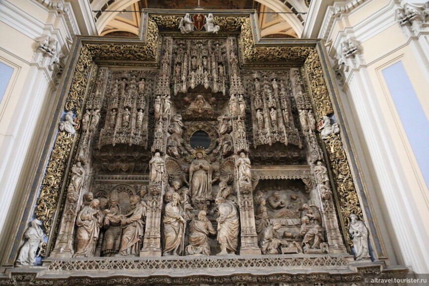 Готический алтарь 16-го века, выполненный Дамианом Форментом.