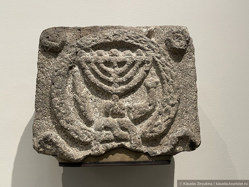 Рельеф с еврейскими символами, Иордания, 300-600 гг. Базальт.