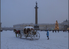 А в Петербурге снег кружится, летает, летает