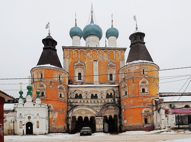 Сретенская надвратная церковь Борисоглебского монастыря