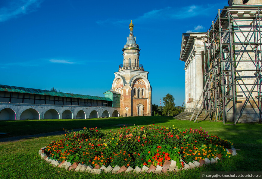 Заходим на территорию Борисоглебского монастыря. Продолжение следует. 