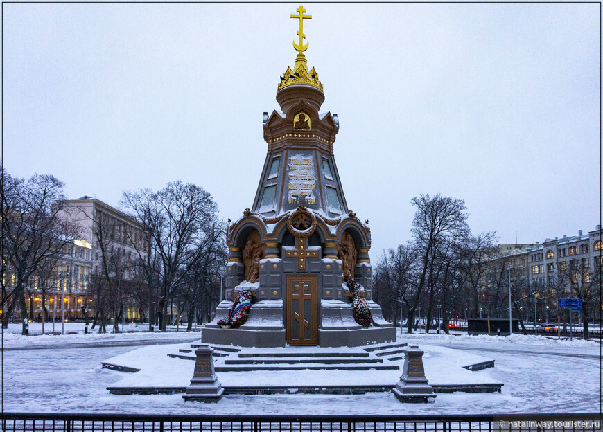 Памятник-часовня был открыт 10 декабря 1887 года в честь в честь русских гренадёров, павших в бою. Авторы: архитектор В. И Шервуд и инженер-полковник А.И. Ляшкин. 