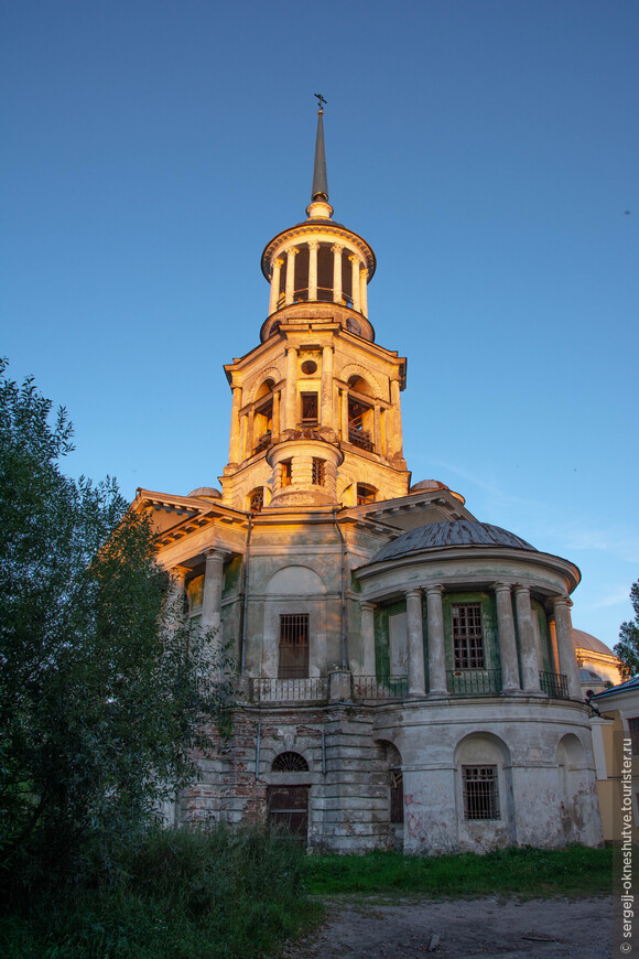 Надвратная Спасская церковь с колокольней, надо сказать, одна из красивейших в городе.