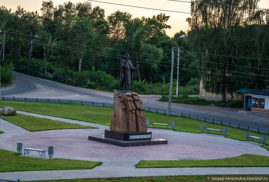 С Кремля легко увидеть памятник выдающемуся деятелю церкви Ефрему Новоторжскому. 