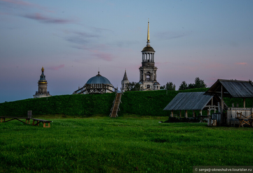 Прекрасный вечерний вид на Борисоглебский монастырь.