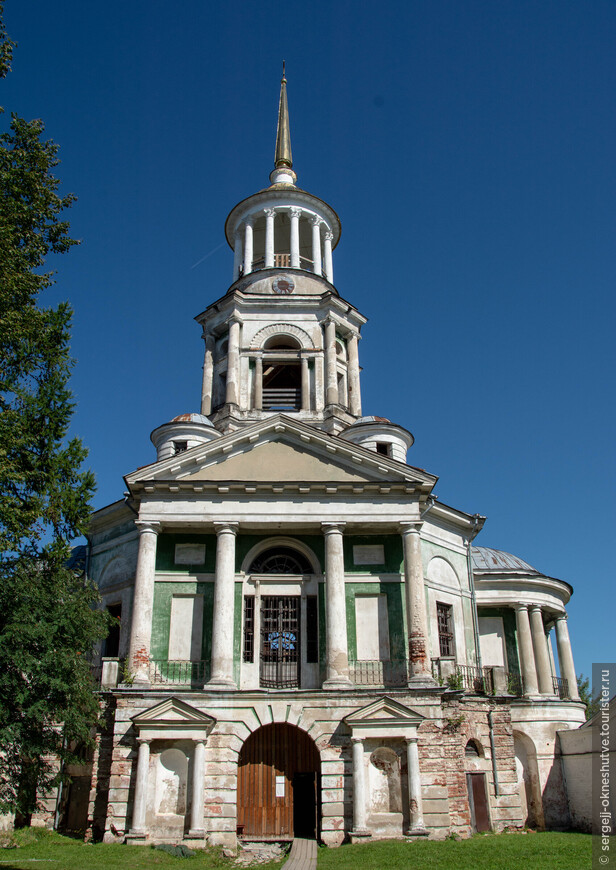 Надвратная колокольня Спасской церкви.