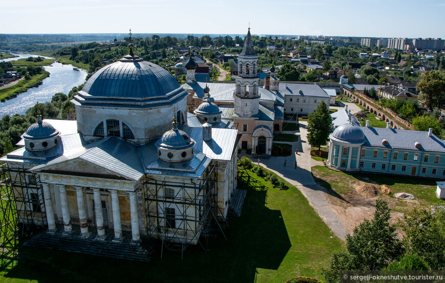 Вид сверху с колокольни. Отлично видны Борисоглебский собор, потом Введенская церковь, дальше  Входоиерусалимская церковь, справа Странноприимный дом.