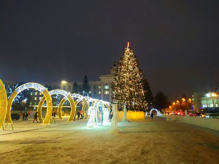 Новогодняя елка на Советской площади в Уфе