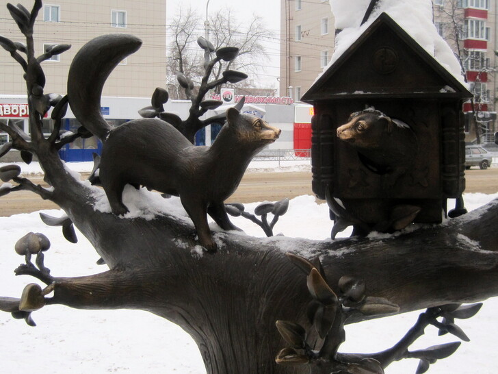 Скульптура «Дом куницы» в парке Якутова. Куница — гербовый символ города