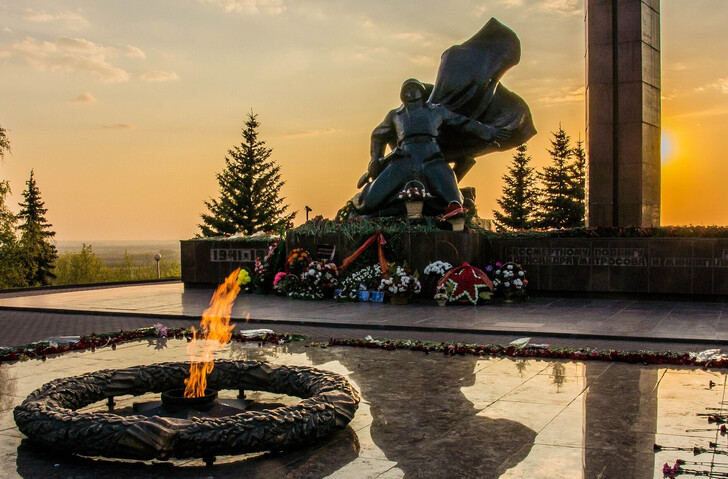 Памятник А. М. Матросову и М. Х. Губайдуллину в парке Победы