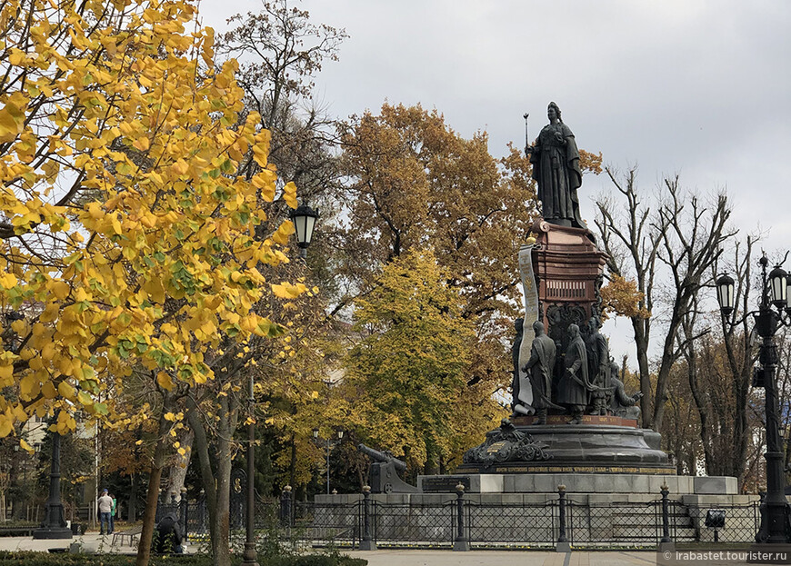 Монумент в честь императрицы Екатерины II