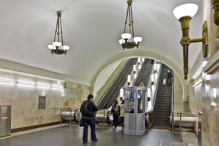Станция метро <br/> Октябрьская в Москве