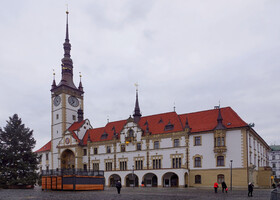 Ратуша возвышается в Верхнем городе как символ былого величия и могущества Моравии. Построена в 1410-1411 гг. Свой современный вид ратуша обрела в середине XIX века.