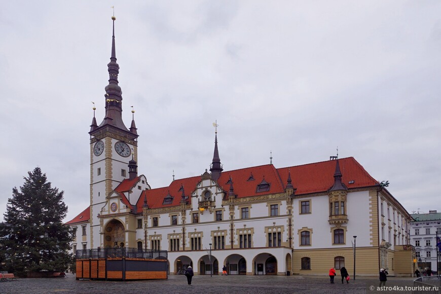 Ратуша возвышается в Верхнем городе как символ былого величия и могущества Моравии. Построена в 1410-1411 гг. Свой современный вид ратуша обрела в середине XIX века.