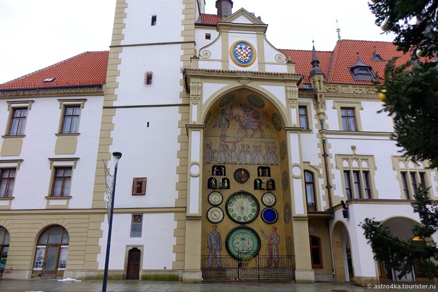 Астрономические часы в Оломоуце являются вторыми подобными часами в стране после Праги. Спроектированы и созданы в 1517 году Карлом Сволински.