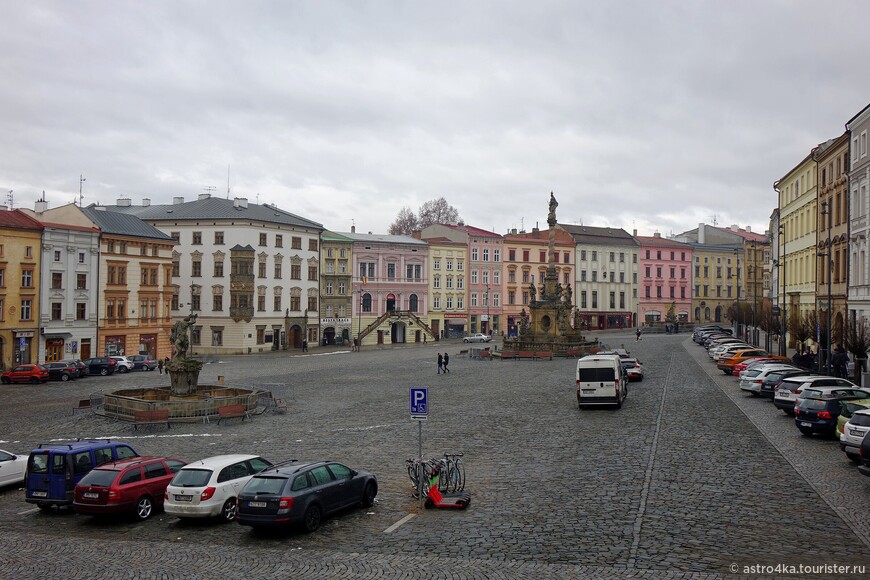 Нижняя площадь Старого города с чумной колонной Девы Марии.