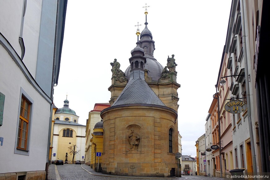 Сразу за церковью Св.Михаила находится капелла Св.Johann Sarkander.
