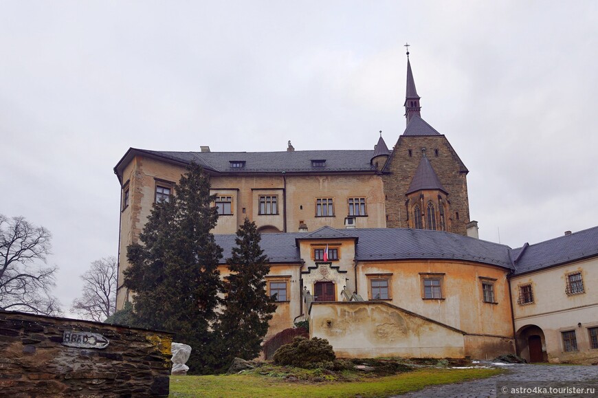 Готический замок Штернберк. В 1886 году перестроен в современную аристократическую резиденцию. В настоящее время здесь расположен музей города.